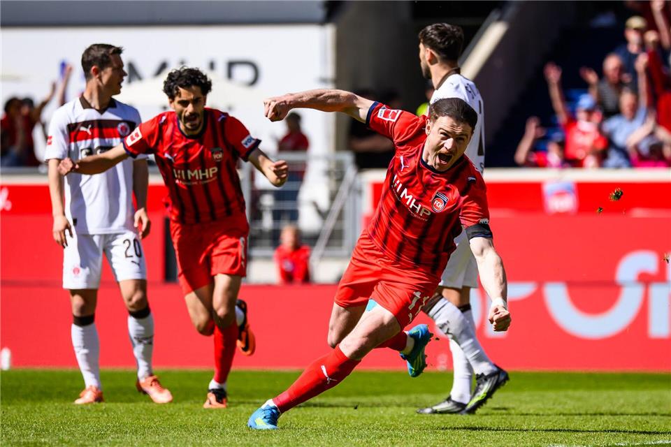 Drehte früh jubelnd ab: Torschütze Budu SiwsiwadseTom Weller/dpa