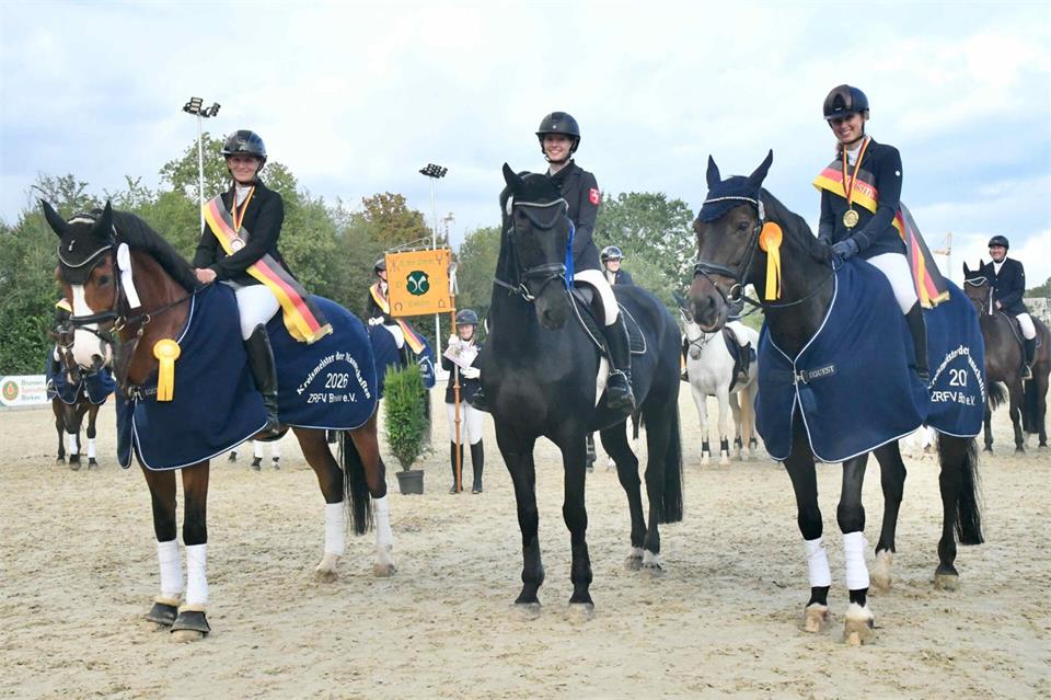 Drei Amazonen im Einzel der Klasse A (von links): Kreismeisterin Lea Funke (Velen), Anni Pillich (Borken) und Catja Dickmann (Rhede-Krommert).