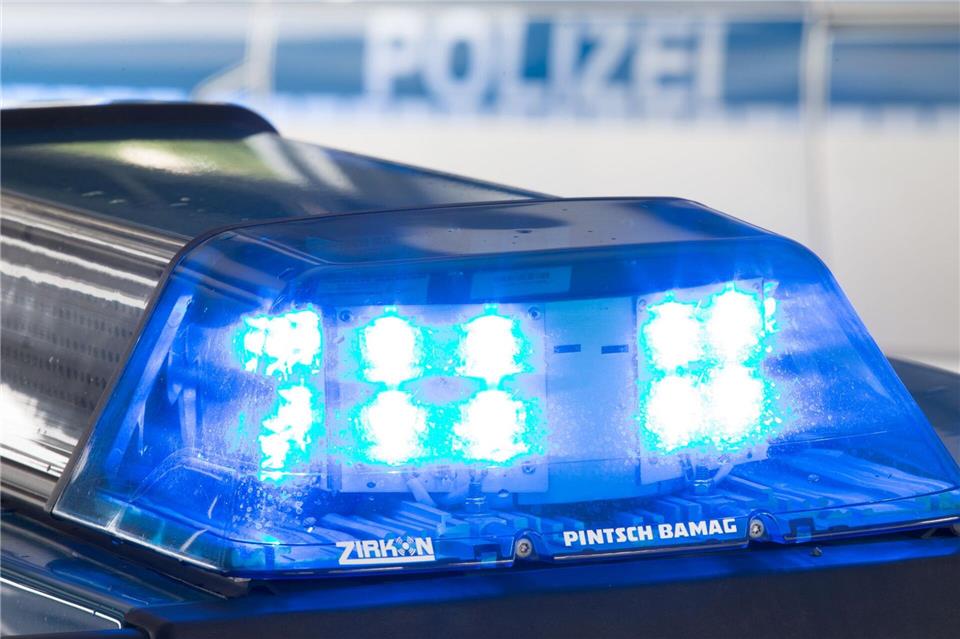 Drei Fahrzeuge kollidieren auf der A2. (Symbolbild)Friso Gentsch/dpa