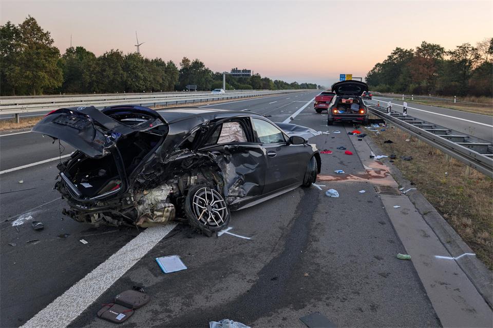 Drei Fahrzeuge wurden bei einem Unfall auf der A31 verwickelt. Zwei Wagen waren dabei sehr schwer beschädigt. 
