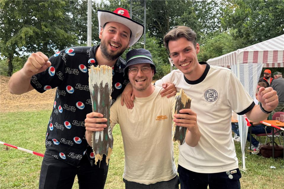 Drei Freunde kämpften um die Königswürde. Am Ende hatte Jakob Deckers (Mitte) Erfolg. Frederic Zöllner (links) und Thilo Reining nahmen es sportlich und freuten sich für ihren Freund.