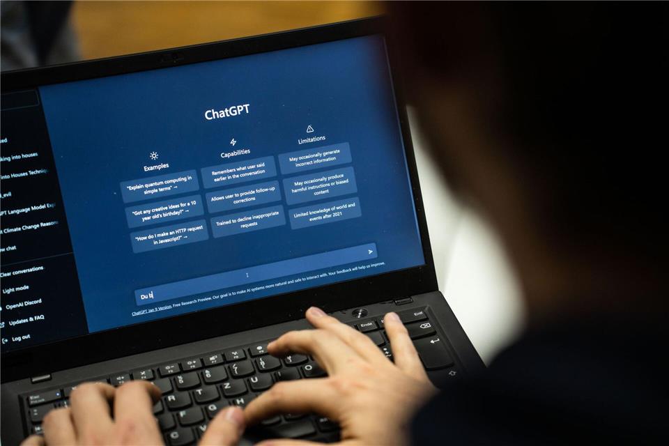 Drei Jahre nach der Premiere von ChatGPT nutzen zwei Drittel der Menschen in Deutschland Anwendungen generativer Künstlicher Intelligenz. (Symbolbild)Frank Rumpenhorst/dpa