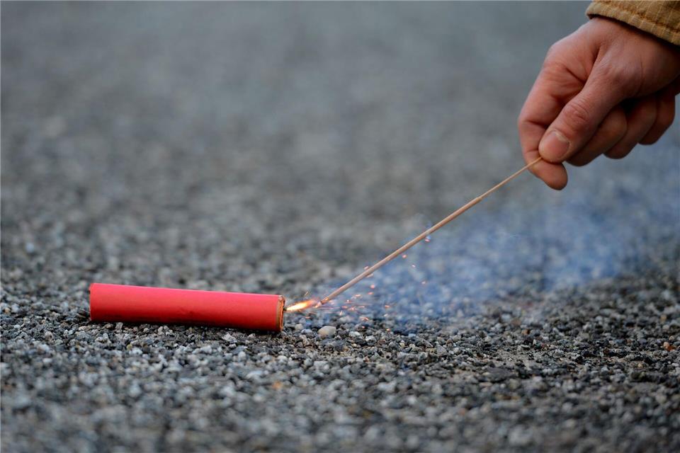 Drei Jugendliche sollen in Zetel Feuerwerkskörper geworfen und dabei drei Menschen verletzt haben. (Symbolbild) Britta Pedersen/dpa/dpa-tmn