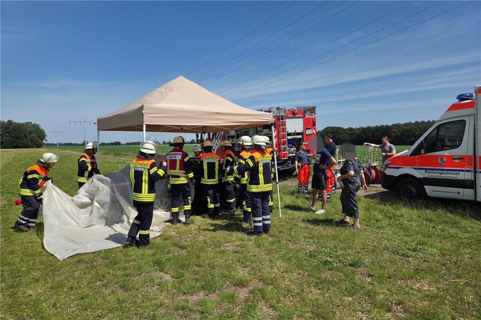 Drei Jungen sitzen bei großer Hitze im Auto und kommen nicht heraus. Die Feuerwehr zerstört schließlich eine Scheibe.  Jonas Hermonies/Freiw. Feuerwehren Visselhövede/dpa