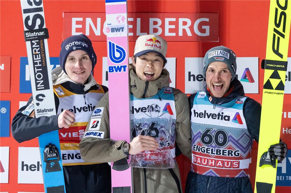 Drei Kandidaten für den Tourneesieg: Domen Prevc, Ryoyu Kobayashi und Felix Hoffmann (l-r). (Archivbild)Urs Flueeler/KEYSTONE/dpa