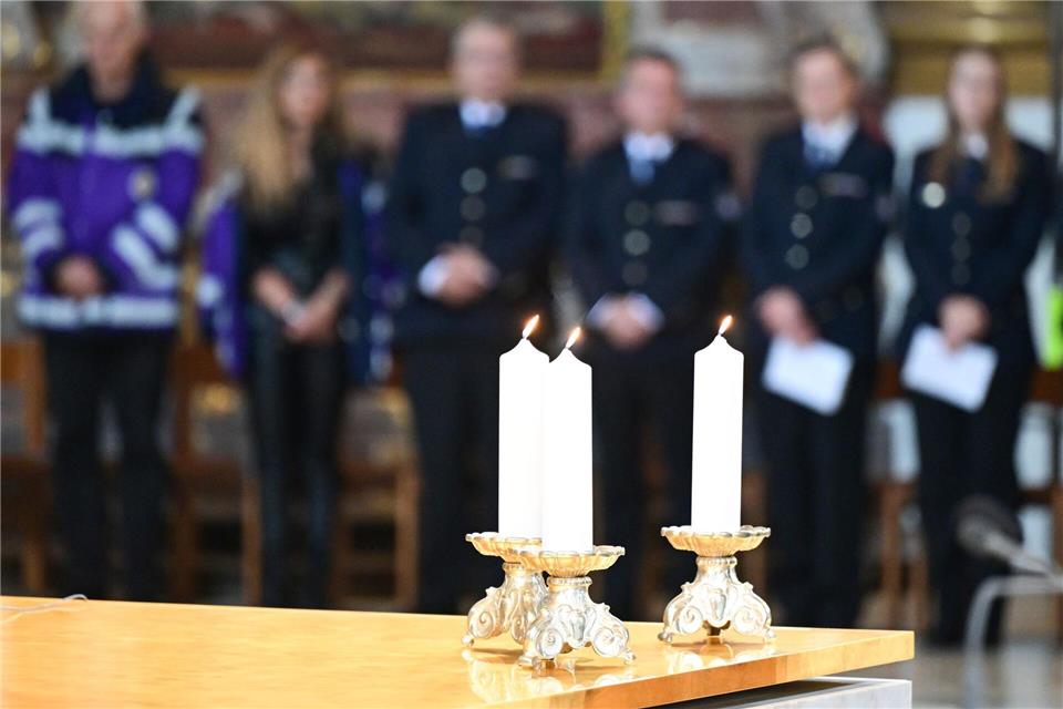 Drei Kerzen der Trauer Bernd Wei�brod/dpa