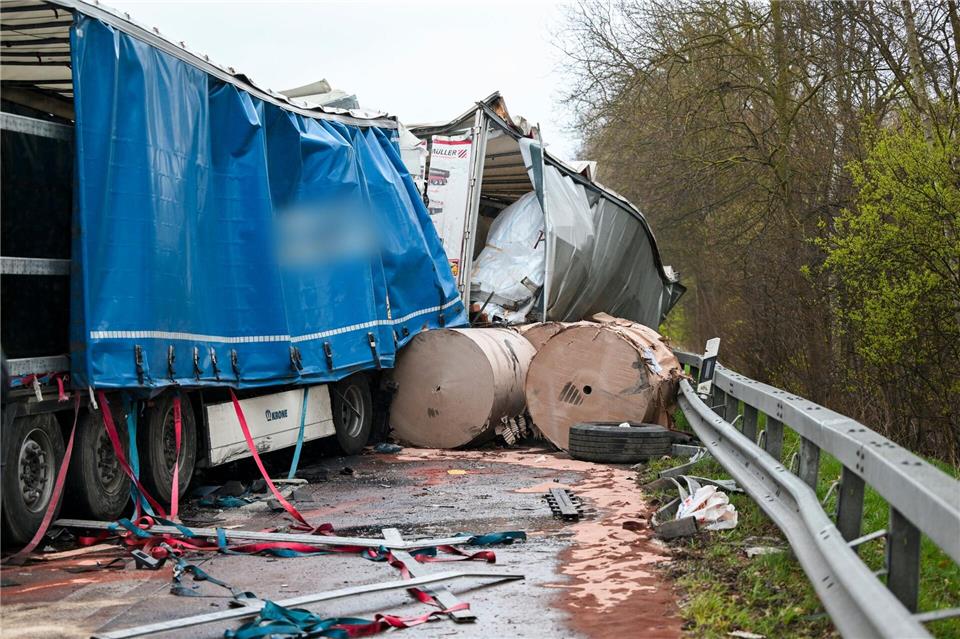 Drei Lastwagen waren am Unfall beteiligt. Sina Schuldt/dpa