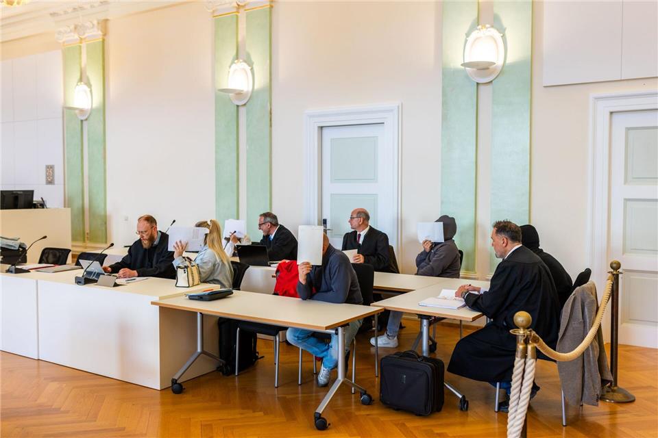Drei Männer und zwei Frauen sitzen mit ihren Anwälten auf der Anklagebank.Philipp von Ditfurth/dpa