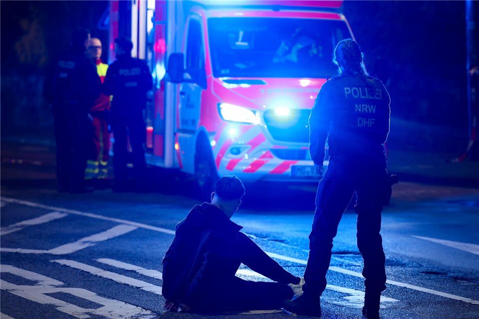 Drei Männer wurden verletzt ins Krankenhaus gebracht.Christoph Reichwein/dpa
