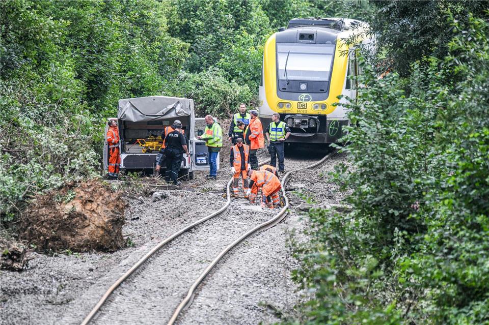 Drei Menschen kamen bei dem Unglück ums Leben - zwei davon Mitarbeiter der Bahn. (Archivbild)Jason Tschepljakow/dpa