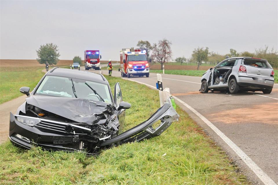 Drei Menschen müssen nach dem Unfall ins Krankenhaus.Ralf Zwiebler/dpa