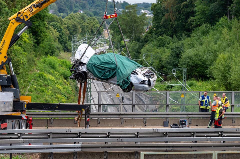 Drei Menschen sind bei einem schweren Unfall auf der Autobahn 3 in der Oberpfalz ums Leben gekommen, als ihr Wagen von der Fahrbahn abkam und auf eine Bahnstrecke geriet.Armin Weigel/dpa