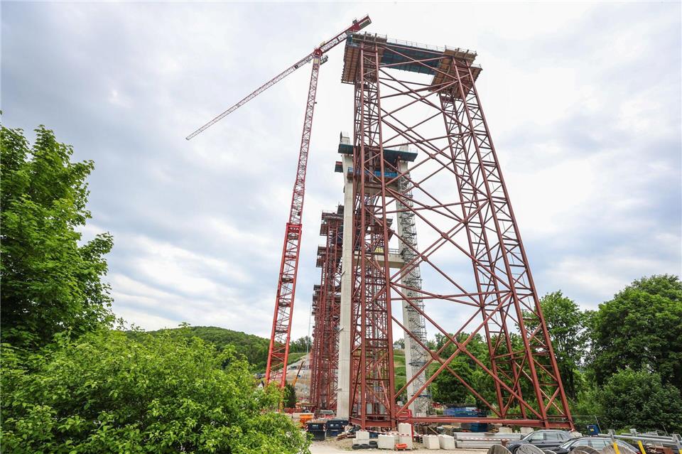 Drei Menschen streben als eine Arbeitsgondel in die Tiefe stürzt. Christoph Schmidt/dpa