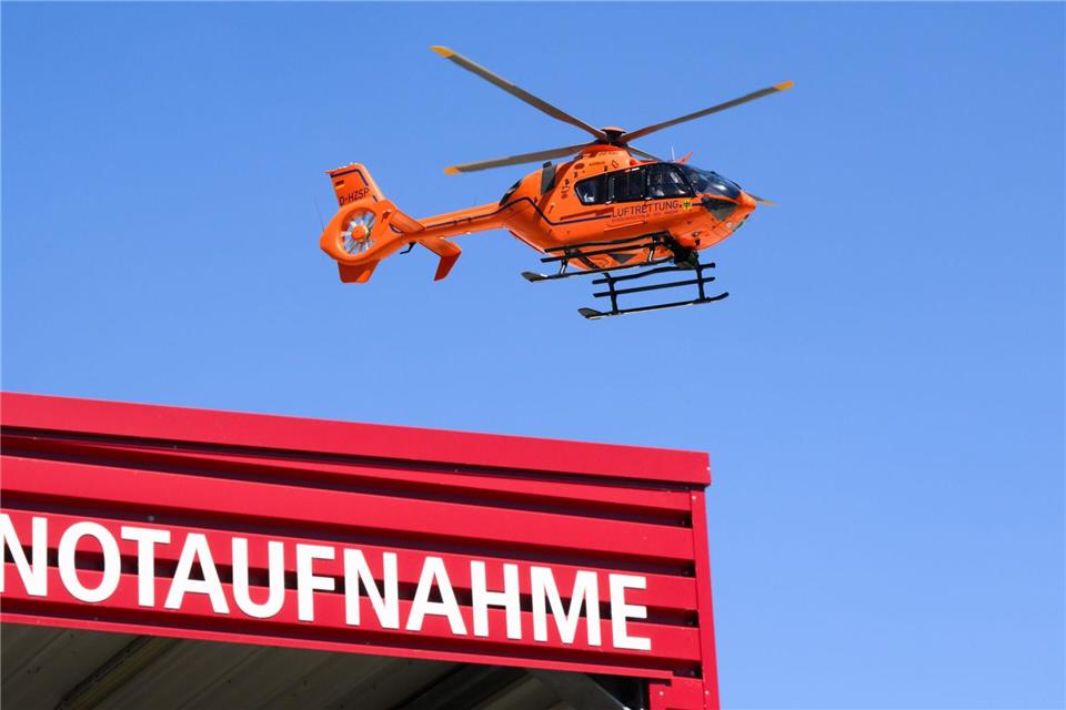 Drei Menschen werden verletzt, einer davon schwer. (Symbolbild) Julian Stratenschulte/dpa