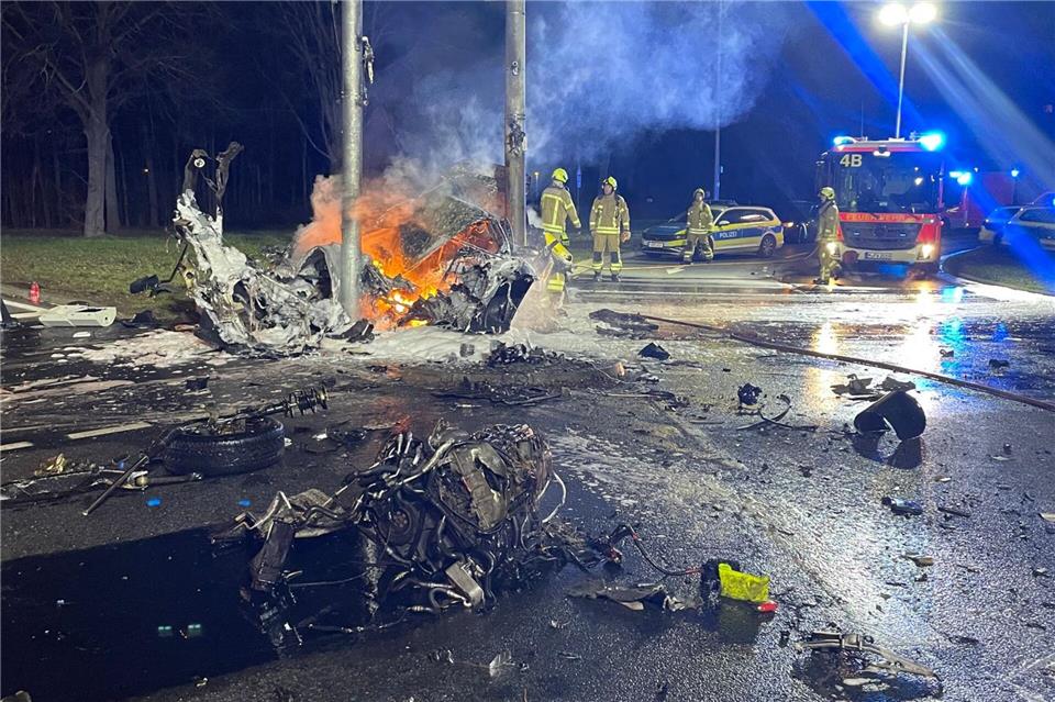 Drei Menschen wurden bei dem Unfall schwer verletzt. Feuerwehr Hannover/dpa