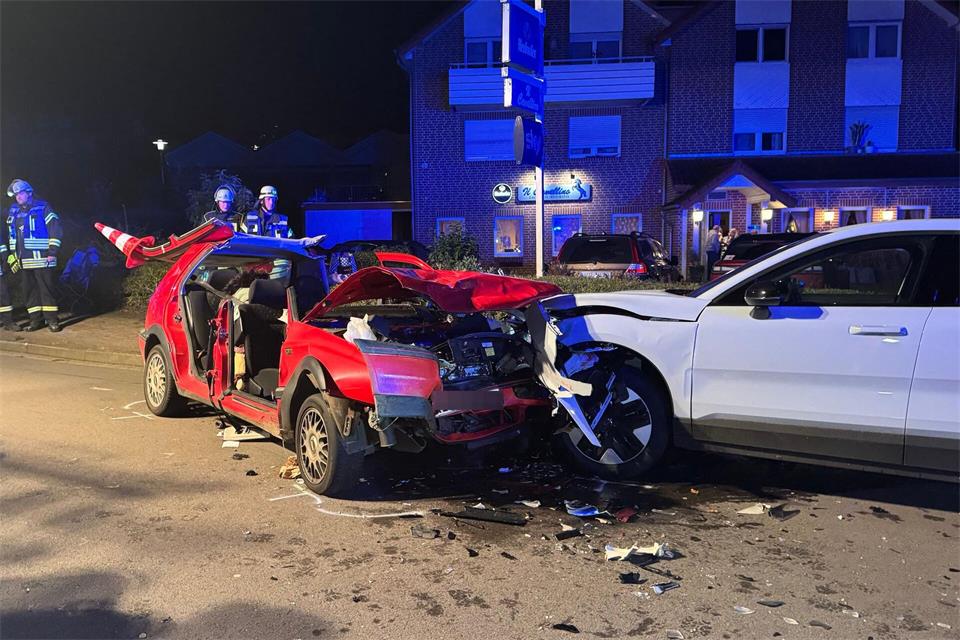 Drei Menschen wurden nach dem Unfall schwer verletzt ins Krankenhaus gebracht.weserpictures/dpa