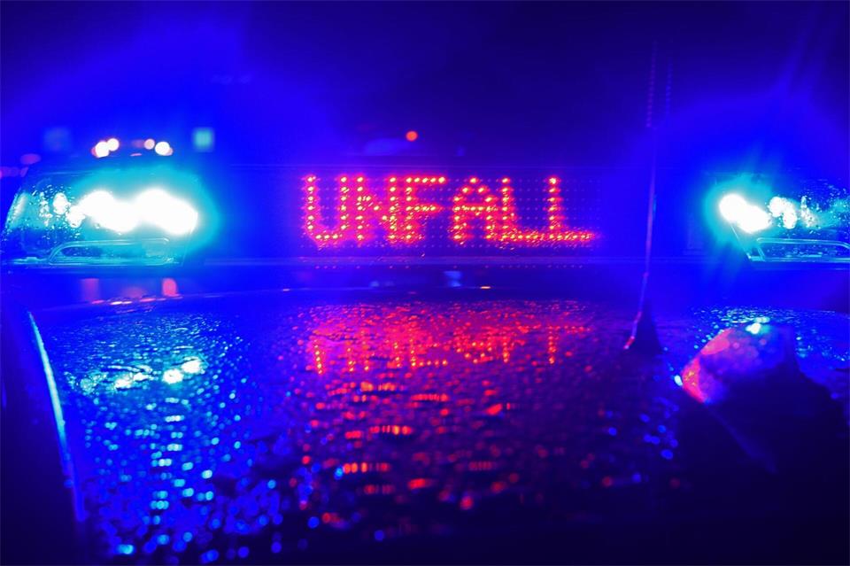 Drei Menschen wurden verletzt - ein Jugendlicher starb bei dem Unfall. (Symbolbild)Stefan Puchner/dpa