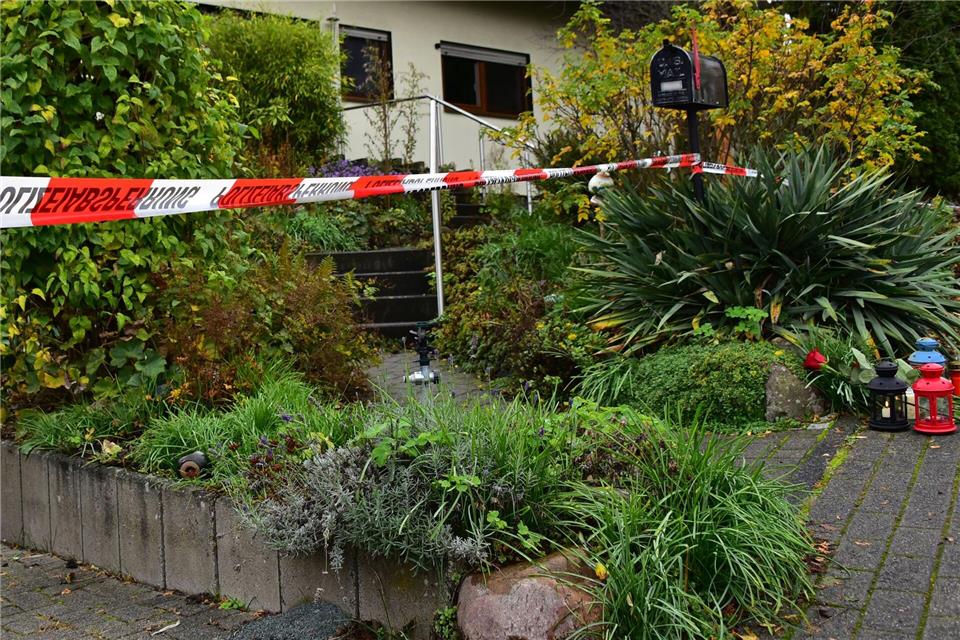 Die Toten aus Mittelhessen waren eine Familie Drei Mitglieder einer Familie sind tot in einem Haus in Solms gefunden worden. Peter Knapp/dpa