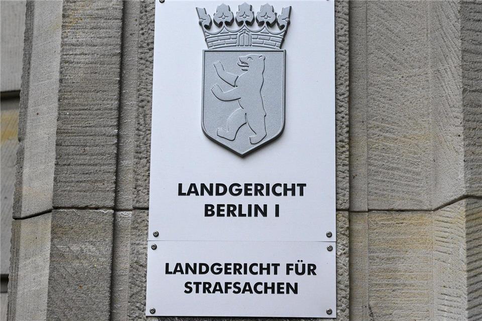 Drei Monate nach einem tödlichen Messerangriff auf einen 69-jährigen Mann steht der mutmaßliche Täter wegen Mordes vor Gericht. (Symbolbild)Jens Kalaene/dpa