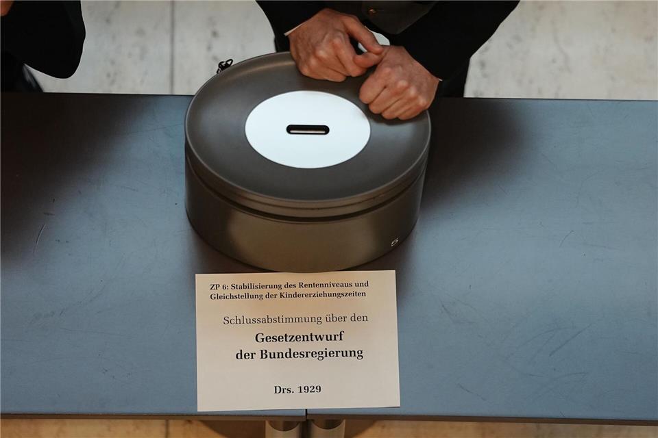 Drei Optionen hatten die Bundestagsabgeordneten bei ihrer Entscheidung über das Rentengesetz: Ja - Nein - Enthaltung.Kay Nietfeld/dpa