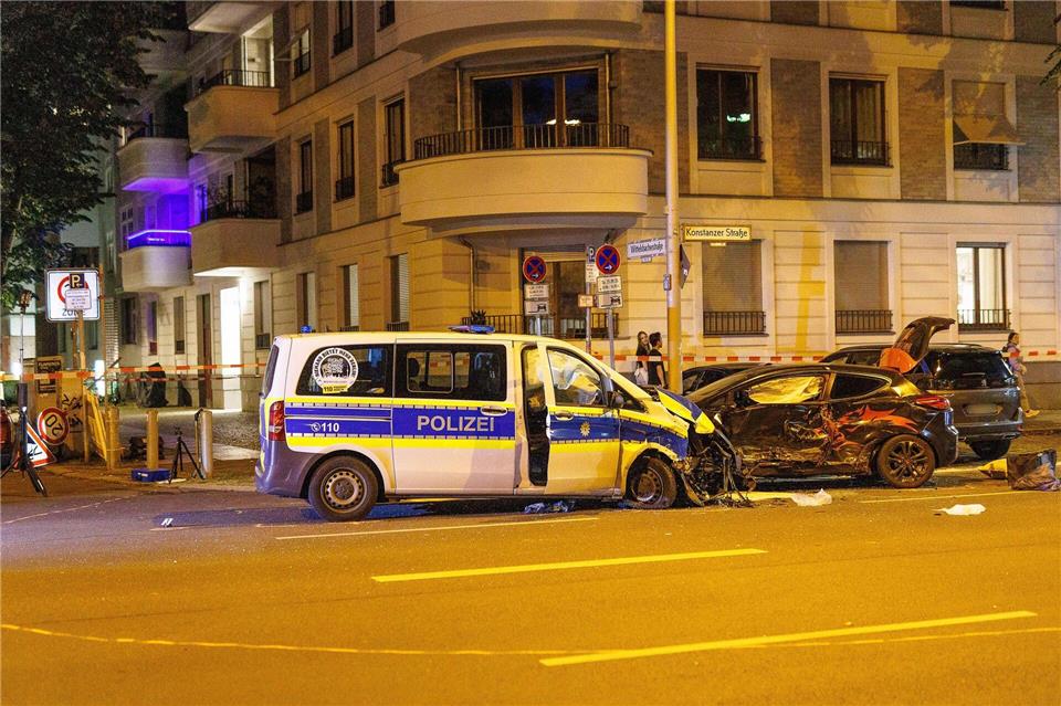 Unfall mit Einsatzfahrzeug: Drei Polizisten schwer verletzt Drei Polizisten wurden schwer verletzt.Carsten Koall/dpa