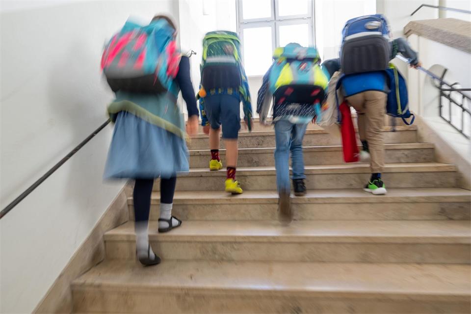 Drei Schulen sind in Trägerschaft des Bistums Würzburg. (Symbolbild) Peter Kneffel/dpa