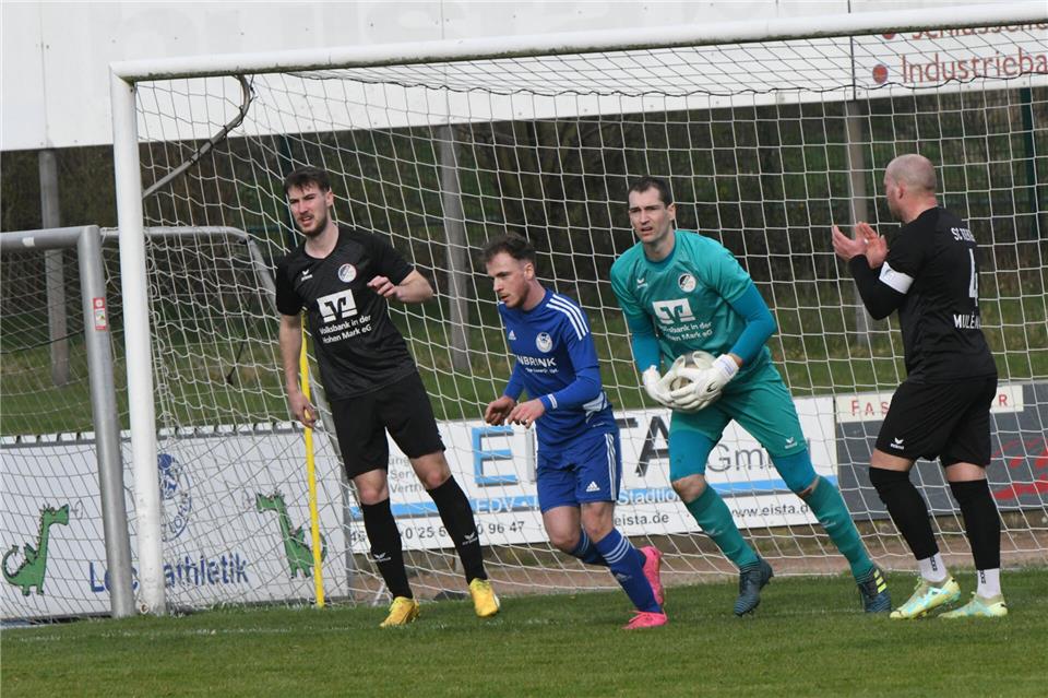 Drei Spielzeiten lang stand Sören Stauder im Tor des Bezirksligisten SC Reken, ehe er zum A-Ligisten SC Blau-Weiß Wulfen wechselte – und dort jetzt Tore schießt.