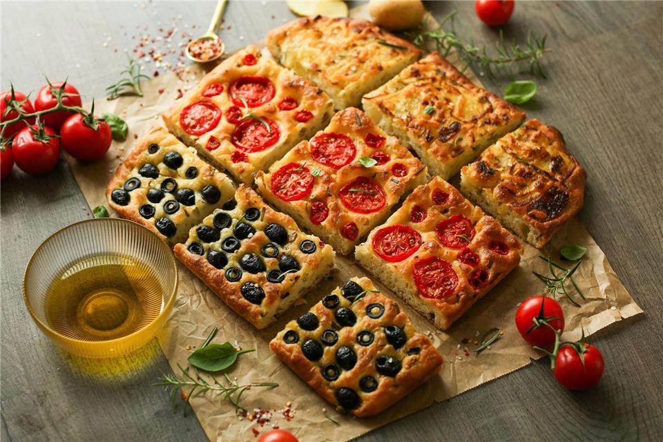 Drei Stückchen ergeben die Deutschlandfarben bei der Focaccia von TikTokerin Lesley Brügger alias @lemonsanddragons.Lesley Brügger/lemonsanddragons/dpa-tmn