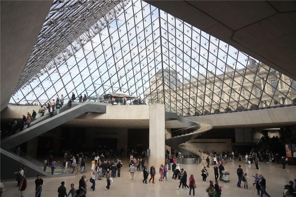 Bilder des Tages Drei Tage nach Juwelenraub: Louvre öffnet erneut für BesucherThibault Camus/AP/dpa