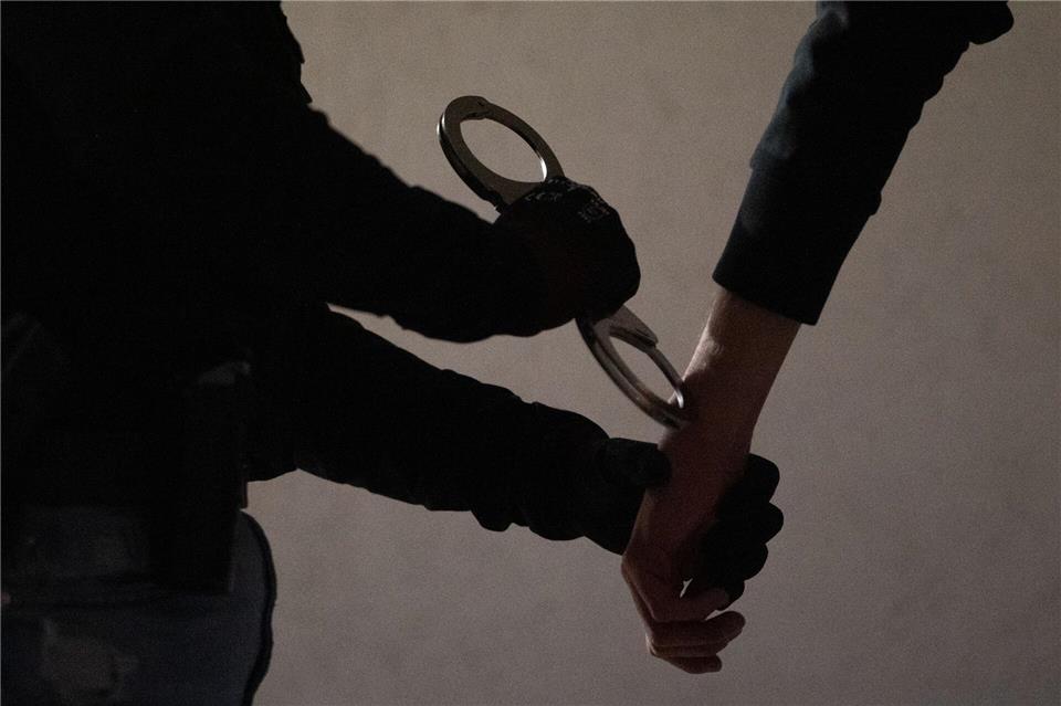 Drei Tatverdächtige wurden festgenommen, nach einem wird gesucht. (Symbolbild)Leonie Asendorpf/dpa