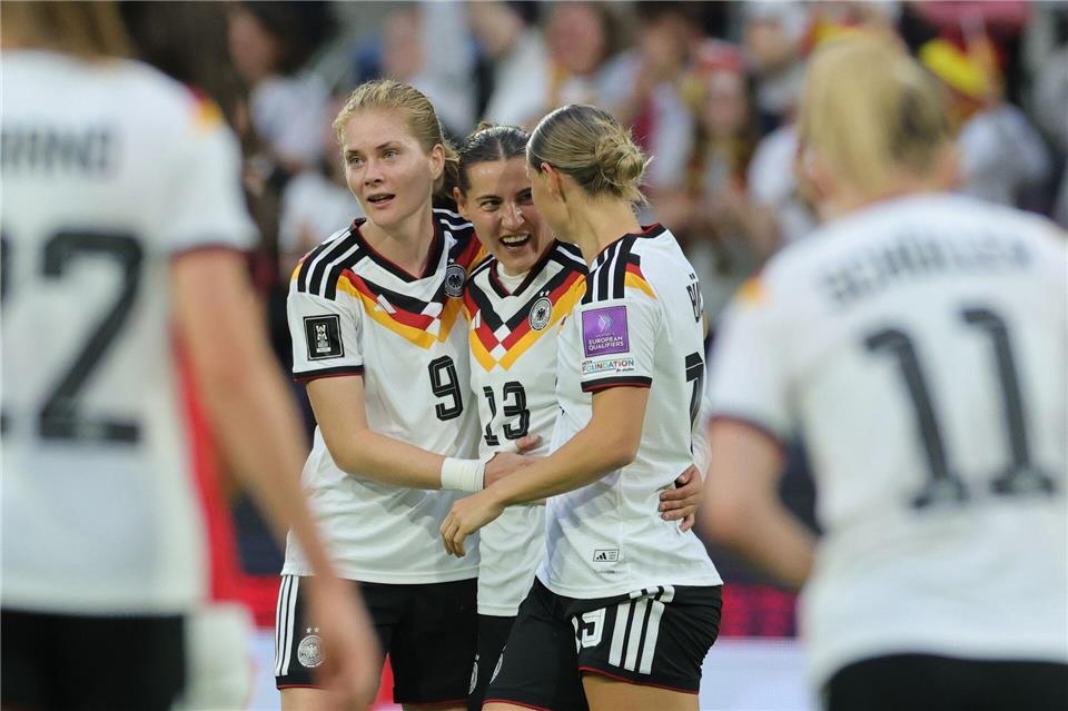 Drei Tickets nach Brasilien, bitte: Sjoeke Nüsken (l), Carlotta Wamser (M) und Klara Bühl.Rolf Vennenbernd/dpa