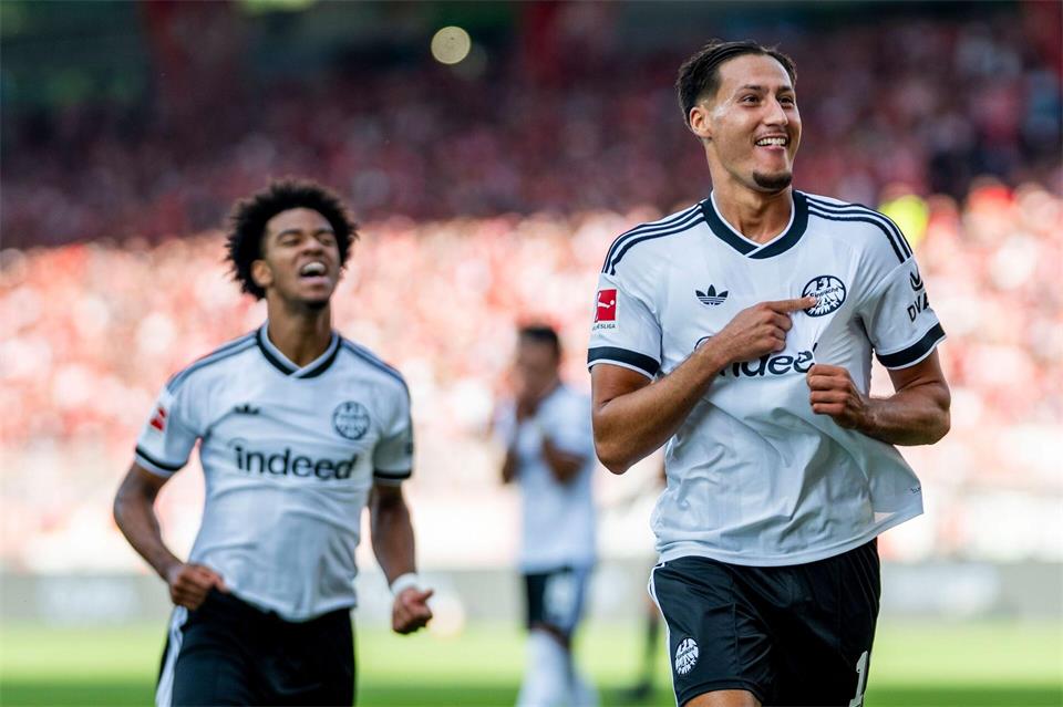 Drei Tore zum Auftakt: Younes Ebnoutalib jubelt nach einem perfekten Bundesliga-Tag.Julius Frick/dpa