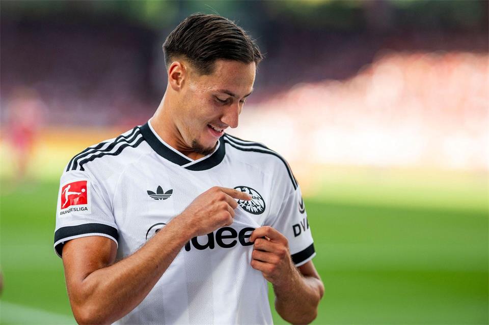 Drei Tore zum Saisonauftakt: Younes Ebnoutalib ist der Eintracht-Mann des Spiels. Julius Frick/dpa