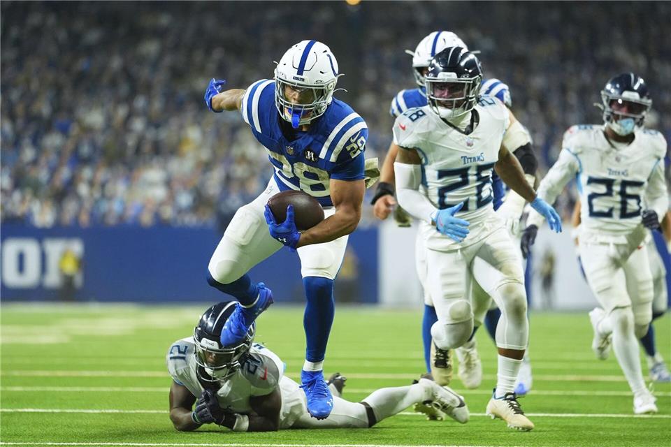 Drei Touchdowns gegen Titans: NFL-Profi schreibt Geschichte Drei Touchdowns gegen die Titans - das gelang Jonathan Taylor zum dritten Mal in Serie. Michael Conroy/AP/dpa