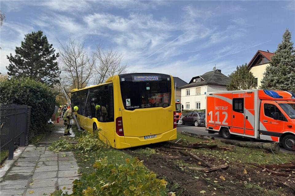 Drei Verletzte wurden in eine Klinik gebracht.---/Berliner Feuerwehr/dpa