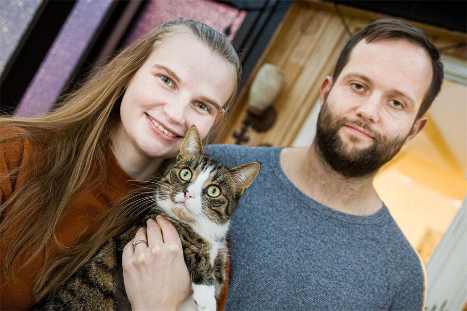 Drei Wochen lang wussten Niclas Arsow und seine Partnerin Sarah Czapski nicht, wo ihr Kater Carlo steckt.Moritz Frankenberg/dpa
