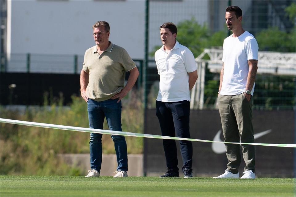 Drei Wolfsburg-Macher: Sport-Geschäftsführer Dieter Hecking, Sportdirektor Pirmin Schwegler und Aufsichtsratsmitglied Diego Benaglio (l-r). (Archivbild)Swen Pförtner/dpa