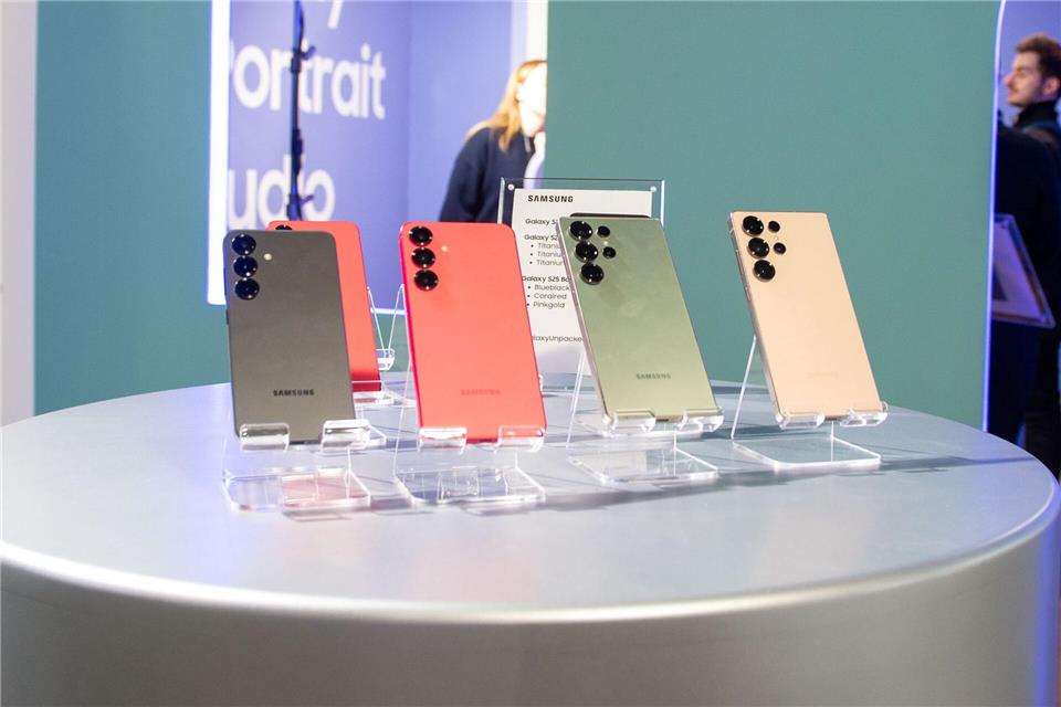 Drei bis fünf Kameras sind an Bord: Links das S25, rechts daneben das S25+, die beiden rechten Plätze nimmt jeweils ein Galaxy S25 Ultra ein.Andrej Sokolow/dpa-tmn/dpa