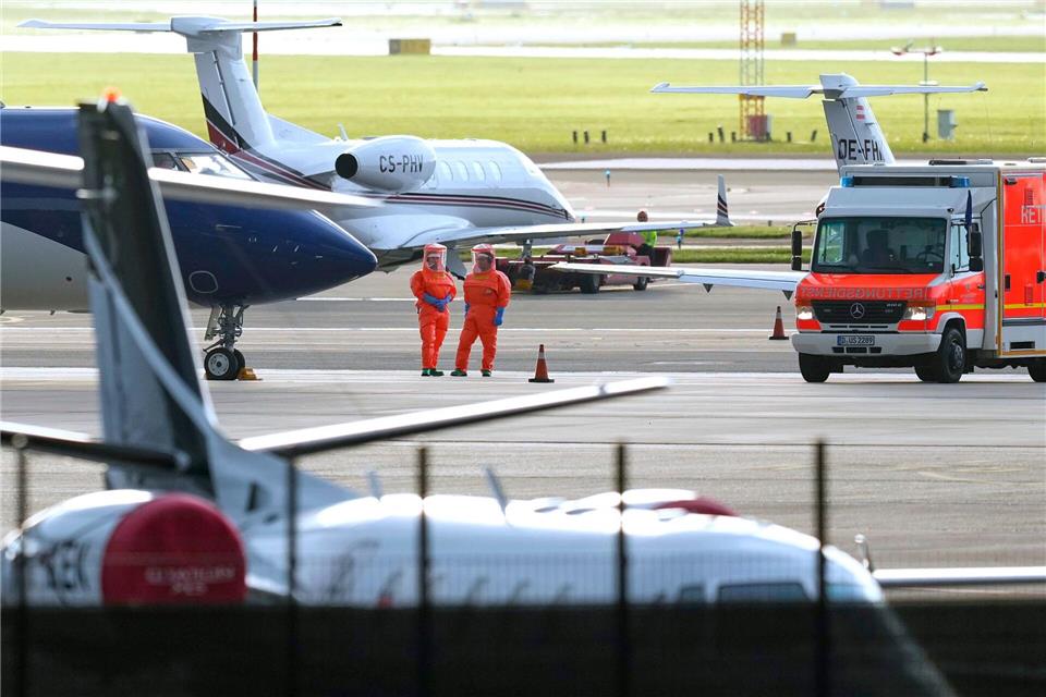 Drei infizierte Passagiere wurden mit zwei Spezialflugzeugen evakuiert.Peter Dejong/AP/dpa