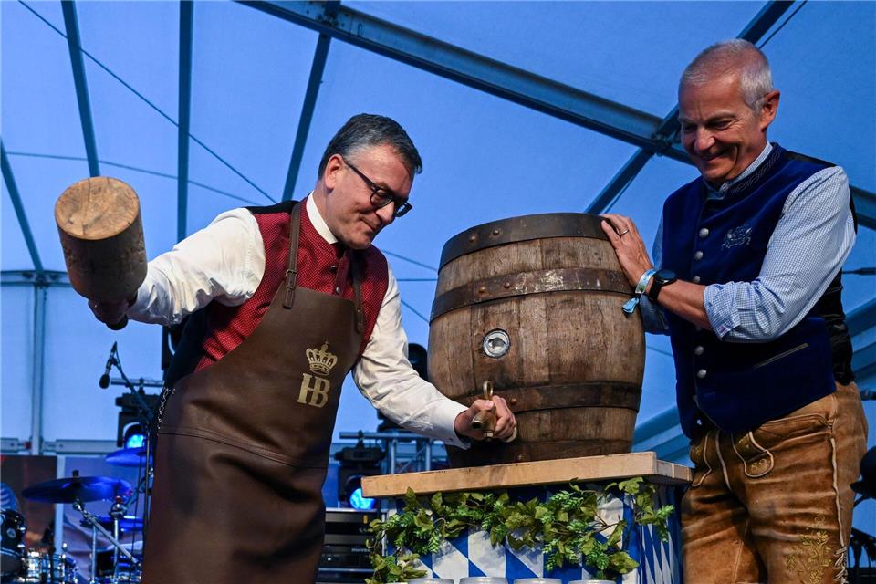 „Ozapft is“ in Berlin - Bayern feiern Oktoberfest Drei kraftvolle Schläge durch Staatskanzleichef Florian Herrmann (CSU) - dann floss das OktoberfestbierSoeren Stache/dpa