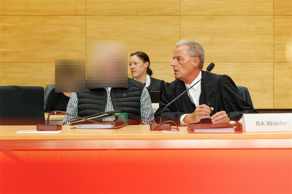 Drei leitende Mitarbeiter und ein Arzt sind angeklagt, weil sie das System der ungerechtfertigten Übergriffe angeordnet und ermöglicht haben sollen.Friso Gentsch/dpa