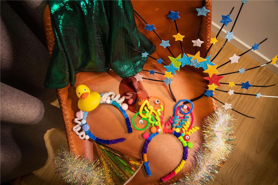 Drei schnelle Kostüm-Ideen für Fasching & Co. - der bunte Kopfschmuck ist direkt ein Hingucker.Christin Klose/dpa-tmn