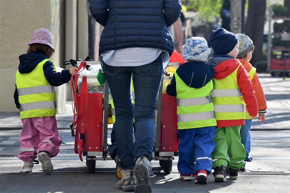 Drei- und Vierjährige legen weit mehr Schritte pro Tag zurück, als Erwachsene meinen. (Symbolbild)Peter Kneffel/dpa
