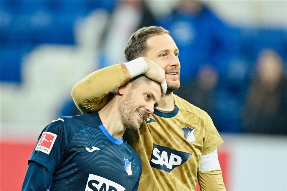 Dreifachtorschütze Andrej Kramaric wird von Nationaltorwart Oliver Baumann beglückwünscht.Uwe Anspach/dpa