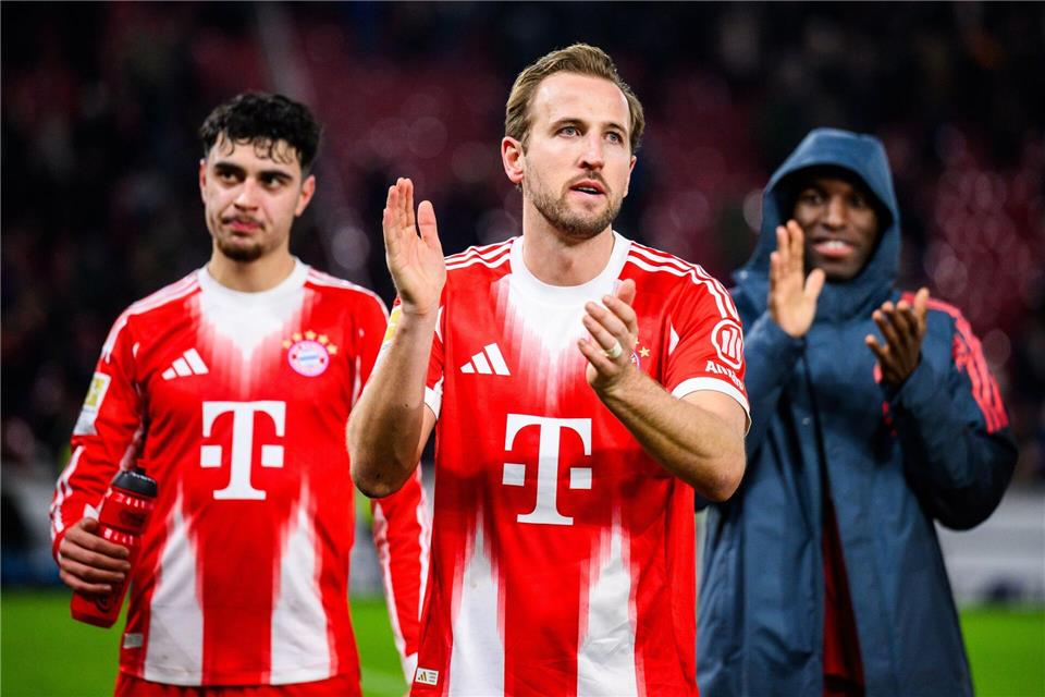 Dreifachtorschütze beim Sieg in Stuttgart: Bayern-Star Harry Kane (M.).Tom Weller/dpa