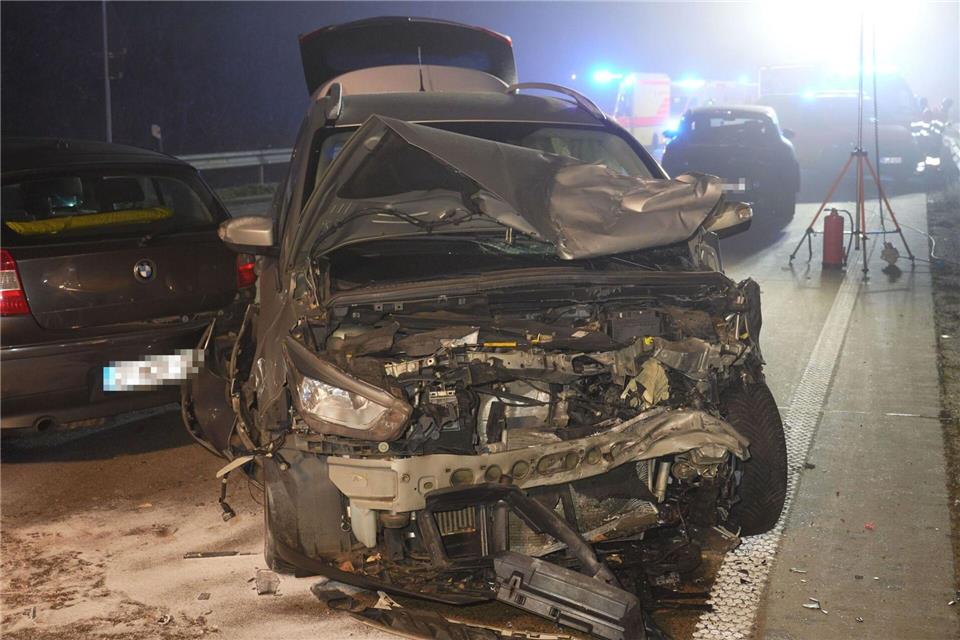 Dreizehn Menschen sind bei dem Unfall auf der spiegelglatten Fahrbahn verletzt worden.Nord-West-Media TV/Nord-West-Media TV /dpa