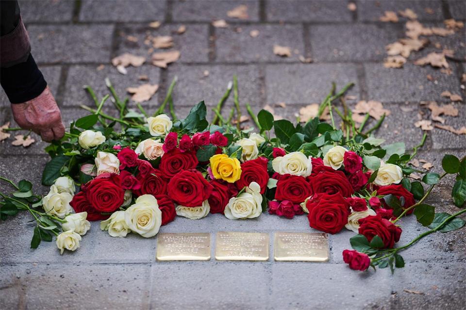 Dresden setzt Zeichen: Drei neue Stolpersteine für NS-Opfer.Robert Michael/dpa