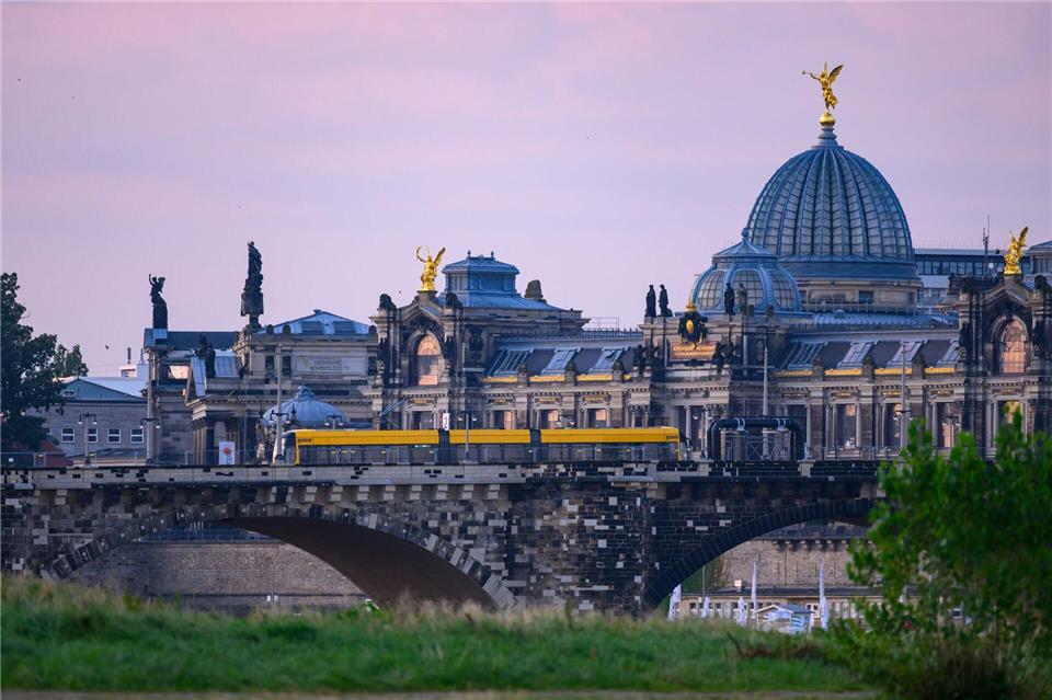 Dresden will mit einem Nachtragshaushalt sein Defizit im laufenden Jahr verkleinern – freiwillige Leistungen werden gekürzt, Straßenbauprojekte verschoben.Robert Michael/dpa