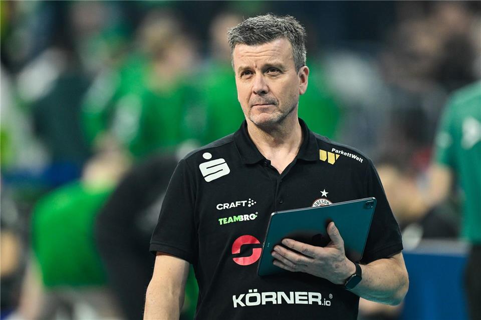 Dresdens Cheftrainer Alexander Waibl darf sich über einen Sieg freuen (Archivbild).Uwe Anspach/dpa