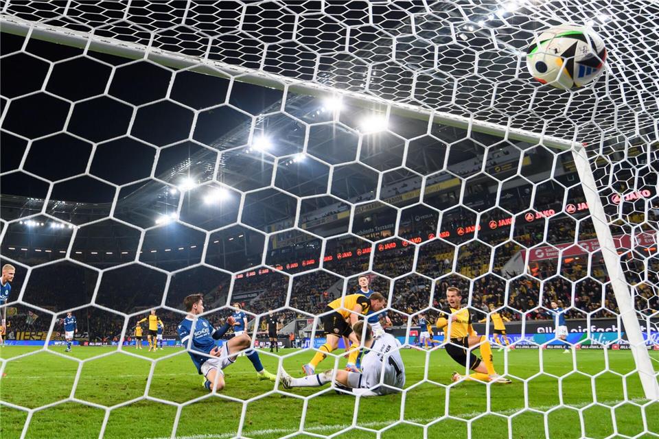 Dresdens Christoph Daferner (3.v.r.) markiert das 2:0.Robert Michael/dpa/ZB